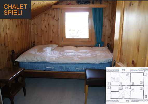 Ein wunderschönes gemütliches Schlafzimmer mit einem Bett und dem unglaublichen Panorama der Berneralpen und dem Bietschhorn.