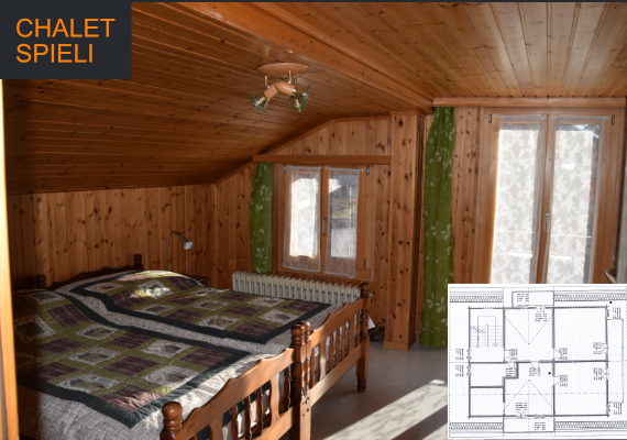 Dieses heimelige und helle Schlafzimmer verfügt über ein Doppelbett mit einem Waschbecken und hat direckten Zugang auf den grossen nach süden ausgerichteten Balkon.