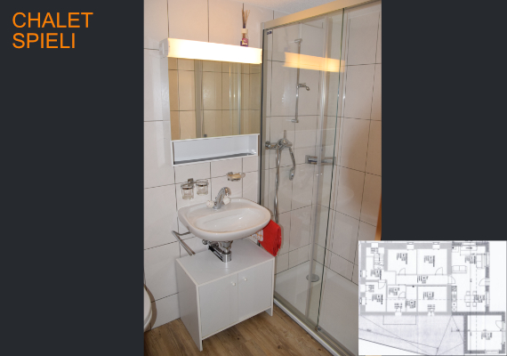 Das Badezimmer mit einer grosszügigen, begehbaren Dusche ist ein Traum.