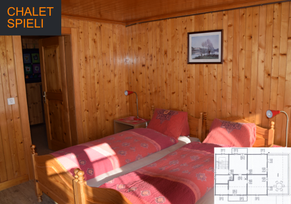 Dieses lichtdurchflutete Schlafzimmer verfügt über ein Doppelbett und einem Einzelbett.
                                        Dazu hat es einen Schrank und ein Waschbecken. Es verfügt über einen direckten Zugang zu der grossen Terasse Richtung Südseite