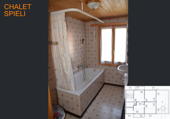 Ein Badezimmer mit Badewanne, welche aber auch perfekt als Dusche verwendet werden kann.